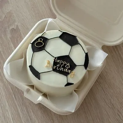 This custom football bento cake is a perfect example of a themed design. We meticulously craft details like the hexagonal pattern to create a personalized cake for sports fans of all ages.
