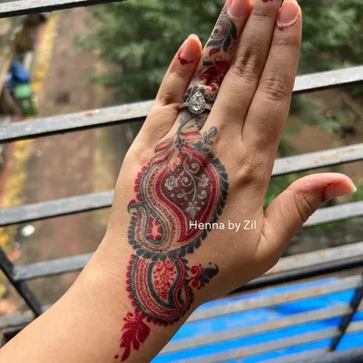 I tried something new with this instant color henna, and the result is stunning. This photo, taken in natural daylight, shows the vibrant red and black paisley design immediately after application.