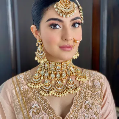 The epitome of Anand Karaj beauty. This no-filter, no-edit shot shows a flawless, soft matte makeup look with a perfect pink lip, paired with stunning Polki jewellery.