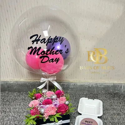 This Mother's Day hamper is a perfect gift, combining a beautiful floral arrangement in a box, a custom bento cake, and a "Happy Mother's Day" balloon.