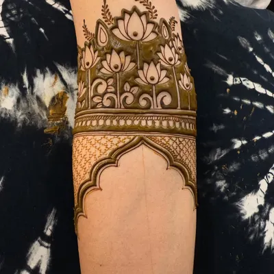 This arm band features a garden of lotus flowers above a traditional archway (mehraab) and jaali pattern. It's a beautiful mix of floral and architectural styles.