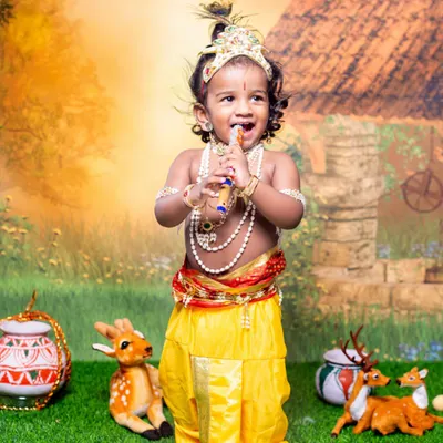 The little Krishna theme is one of my most requested shoots. I have all the props, from the makhan pot and flute to the pearl necklaces, to create an authentic and adorable portrait of your little one.