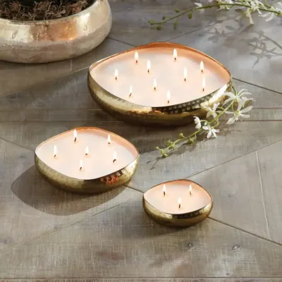 These large, multi-wick urli candles are designed to make a statement. Crafted in hammered golden metal bowls of varying sizes, they are perfect for grand entryways, center tables, or as a luxurious housewarming gift.