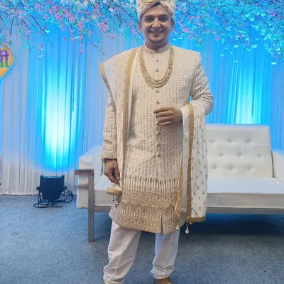 Groom makeup is all about looking fresh and polished. I provide a light, natural makeup service for grooms to ensure they look their best on the wedding day.