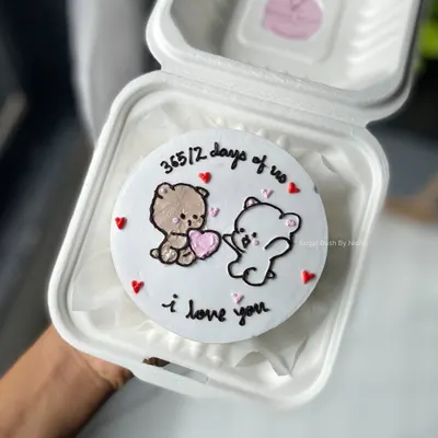 How cute are these little bears? This bento cake was for an anniversary, celebrating "365/12 days of us." It's the perfect way to send a sweet, personal message.