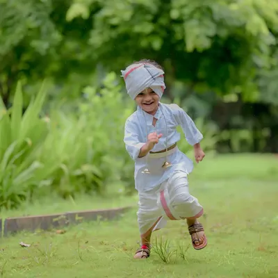 This is the kind of moment I live to capture. Pure, uncontainable joy during an outdoor shoot in Pune. Dressed as a little warkari, he was running free, and his smile tells the whole story. This is what real childhood memories look like.