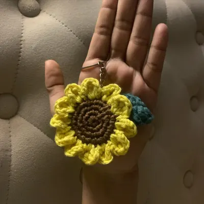 A small but mighty sunflower keychain to brighten your day. Sunflowers are one of the flowers I've made the most, and I love how cheerful they always turn out.