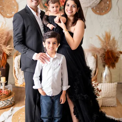 A picture-perfect moment with the whole family. I specialize in creating elegant and coordinated family portraits that celebrate your bond, complete with beautiful dresses and a stylish studio setup.
