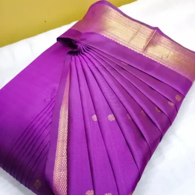 The pleats on this purple silk saree are set and ironed to be on point. I believe that perfect, neat pleats are the foundation of a beautiful saree drape.