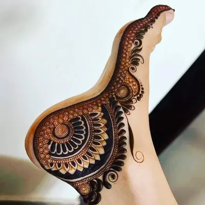 A modern and stylish paisley design for the side of the foot. This type of pattern is very elegant and looks beautiful with open-toed shoes or sandals.