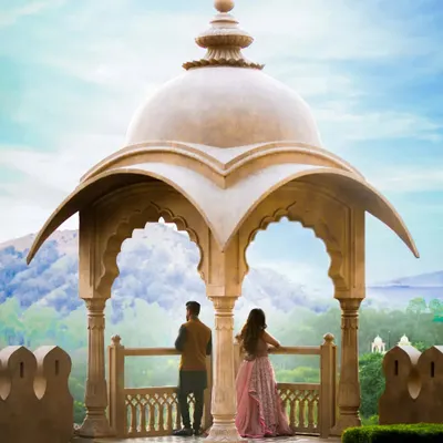 Overlooking the Aravalli hills from a palace viewpoint, this shot captures a sense of shared dreams and a future as vast as the landscape. It’s a perfect example of a destination pre-wedding portrait that feels both grand and hopeful.