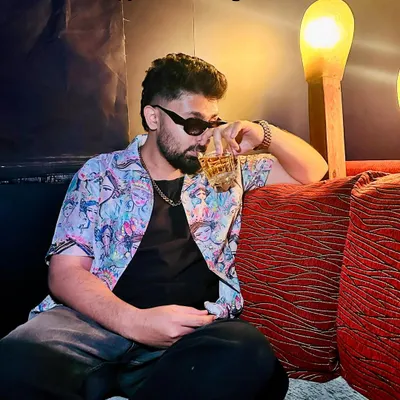 When your vibe walks in before you do. No captions needed, just aura. This is the mood off the decks, cool, confident, and always ready.