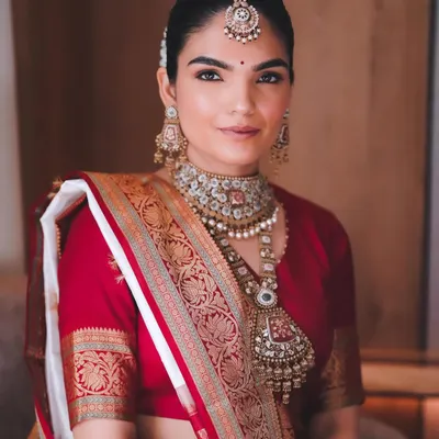 My stunning bride Aishwarya, the epitome of South Indian bridal elegance. I created a classic look with clean, defined eyes and radiant skin to complement her beautiful red and white silk saree.