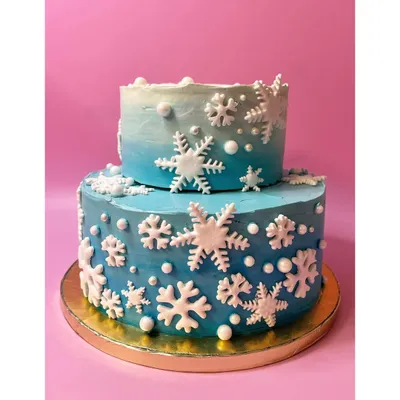 Anything to escape the Mumbai heat! This two-tiered 'Frozen' themed cake with delicate fondant snowflakes was a cool treat for a birthday celebration.