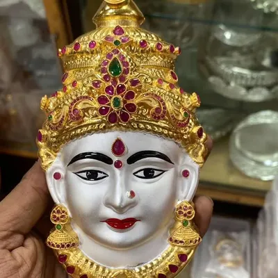 Yeh hamari special Matt finished Lakshmi Devi face hai, jise Varamahalakshmi jaise tyoharon ke liye shandaar alankaran karne ke liye banaya gaya hai. Is par kiya gaya gold finish aur kundan stone ka kaam hamare karigaron ki mehnat aur unke hunar ko darshata hai.
