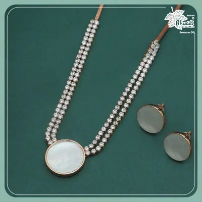 Inspired by the serene glow of the moon. The Moonlight Shell set from our Zira collection features iridescent mother of pearl paired with sparkling diamonds, creating a piece of tranquil and sophisticated beauty.