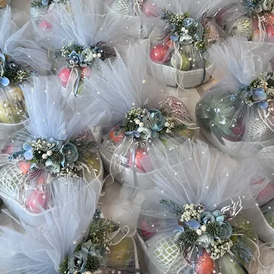 These beautiful fruit baskets, wrapped in delicate blue tulle with floral accents, are a perfect example of a luxurious and healthy wedding favor. It’s an elegant way to thank your guests for being a part of your celebration.