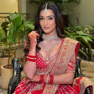 A red look, reimagined. This minimal and modern makeup is perfect for the bride who loves tradition but wears it with her own effortless charm.