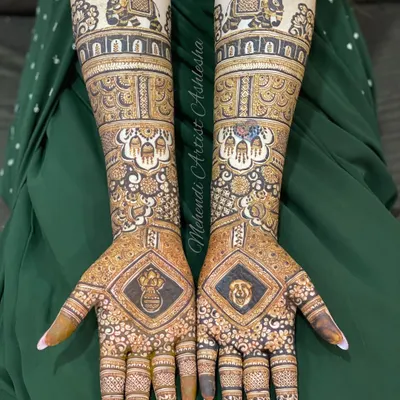 This bridal design for the front of the hands features bold, geometric patterns combined with traditional motifs, creating a striking and modern look.