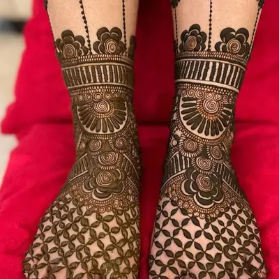 A beautiful full-coverage bridal feet design, featuring a dense floral net pattern on the toes and a delicate floral vine extending up the leg.