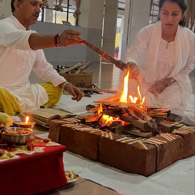 A teacher and student make offerings to the sacred fire during a Ganapati Homam. This ritual purifies the environment and the mind, setting the stage for deep learning.