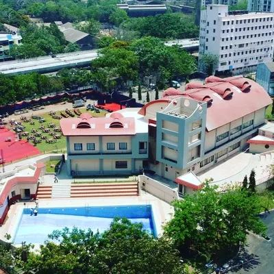 I conduct classes at large, well-equipped facilities like this one, which offers ample space for both beginner and advanced training. The environment is perfect for focused, uninterrupted lessons.