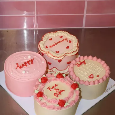 One box, four reasons to smile. This set of mini cakes features a variety of vintage-inspired designs in shades of pink and red, perfect for an anniversary or just because.