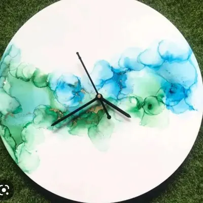 Learn to create stunning abstract art like this alcohol ink clock. In my workshops, I teach you how to control the flow of the inks to create beautiful, vibrant designs on various surfaces.