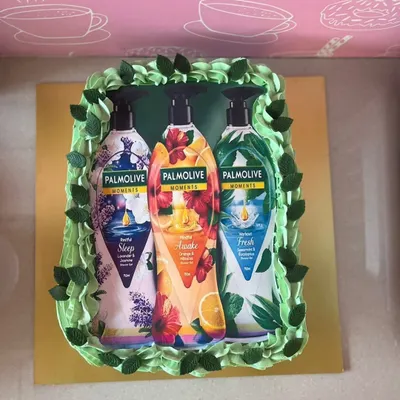 A sweet collaboration with Palmolive. I created this custom cake featuring edible prints of their body wash bottles, framed with a border of green buttercream leaves. It was a fresh and creative way to celebrate their brand.