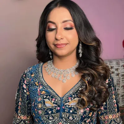 A subtle glam look for this bride's engagement. Her happy, serene expression shows the confidence that comes with feeling your absolute best.