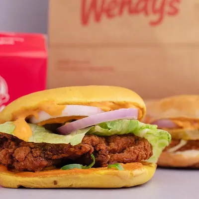 We love making burgers look beautiful. Here's a shot we did for Wendy's, focusing on making the crispy chicken and fresh toppings look absolutely irresistible.