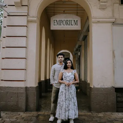 A modern love story framed by classic Mumbai architecture. This portrait captures the couple in a beautiful archway, symbolizing the start of their new journey together.