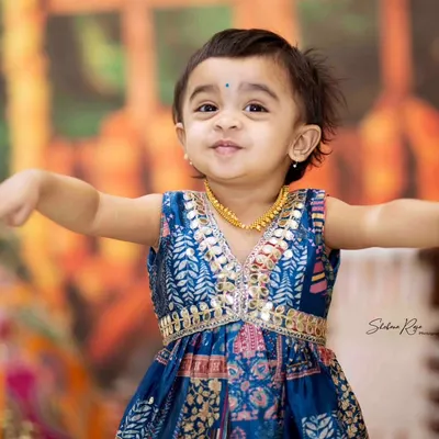 Look at this adorable dancer ready for Garba. Festive photoshoots are so much fun, and I love capturing the vibrant colors and happy spirit of celebrations like Navratri.