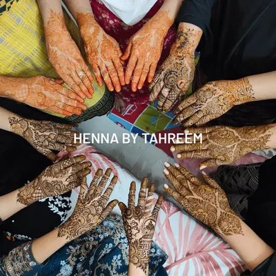 Nothing makes me happier than seeing a whole group of smiling, henna-adorned hands. This is what a mehendi party is all about, and my team and I are here to make it happen for you and your guests.