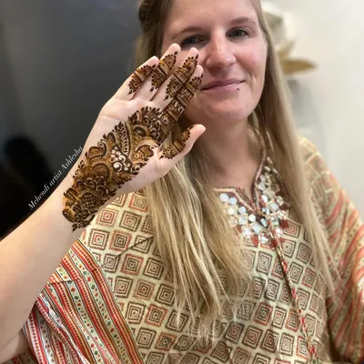 A happy international client with her elegant Arabic belt design. It's always a pleasure to share our culture with visitors.