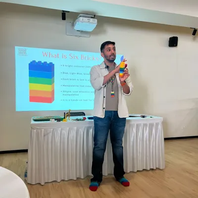 An expert from SundayBricks explains the "What is Six Bricks?" concept to our group of educators. My workshops often feature guest specialists to provide deep, authoritative knowledge on innovative play-based methodologies.
