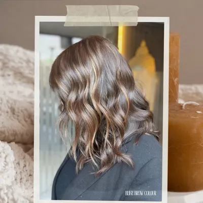 A perfect example of a beige brown balayage. The soft waves showcase the seamless blend of warm and elegant tones, adding depth and shine.