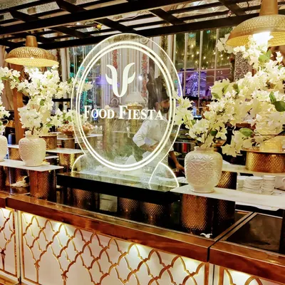 Wedding season is in full bloom, and so are my catering setups. This elegant white and gold buffet counter, adorned with white flowers, perfectly complements the luxurious wedding decor.