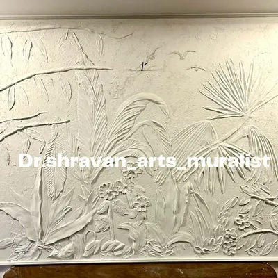 This tropical relief mural is a journey carved with every layer. We sculpted a dense jungle scene with various palms, flowers, and birds to bring a sense of nature indoors. The monochrome white finish gives it a sophisticated, gallery-like feel.