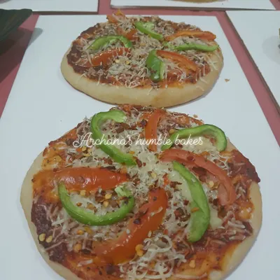 You can make your own healthy, yeast-free pizza at home. Here are some delicious pizzas made by students in my workshop using our special Jain-friendly recipe.