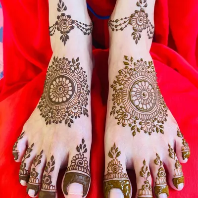 A classic and symmetrical mandala design for the feet. This style is paired with delicate floral anklets and matching patterns on the toes for a complete and graceful look.