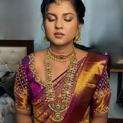 A beautiful engagement look for my bride Lekhana. The makeup is soft and shimmery, perfect for a morning temple ceremony.