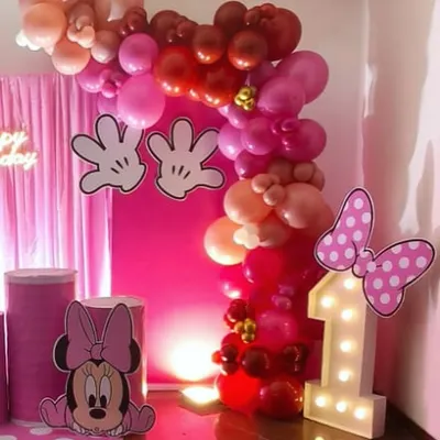 A detailed shot of the Minnie Mouse themed balloon arch. I use balloons of different sizes and shades of pink to create texture and depth in my arrangements.