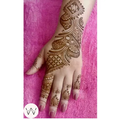 A simple and elegant Arabic design, perfect for a bridesmaid. It flows beautifully across the back of the hand.