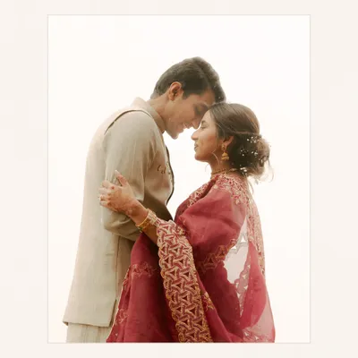 Framed in white, this portrait feels like a memory already preserved. I focus on the quiet moments of connection, like the space between a breath, where your love story is told without a single word. This is a timeless, fine art approach to wedding portraits.