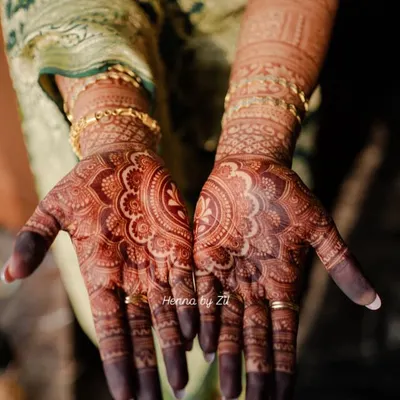 This is the result I live for! A stunningly deep and dark bridal stain, photographed beautifully on the wedding day. This is what you get with high-quality, natural henna.