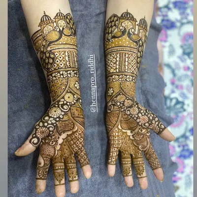This is a 3/4 length design, perfect for brides who want significant coverage without going all the way up the arm. It features beautiful peacocks and architectural dome elements.