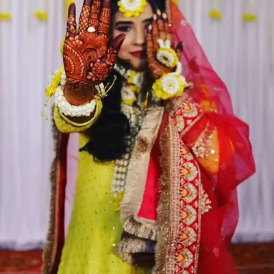One of my pretty brides showing off her fresh henna stain during her haldi ceremony. The color looks so beautiful with her floral jewelry and yellow outfit.