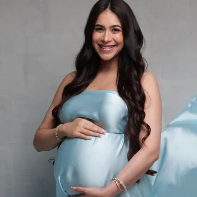 This mom to be is just a few weeks away from meeting her little one. For her maternity shoot, we went for the softest touch of everything and simple wavy hair, sticking to her brief of "soft and angelic."