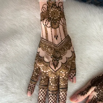 An elegant and sophisticated design for the back of the hand, featuring delicate chains and a central motif. Perfect for a wedding guest.